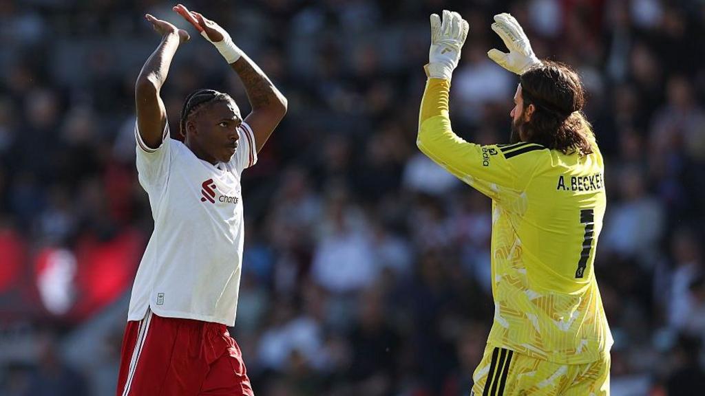 Alisson Becker cứu thua xuất thần giúp Liverpool giành chiến thắng trước Bournemouth tại Ngoại Hạng Anh (Hình ảnh trận đấu 2)