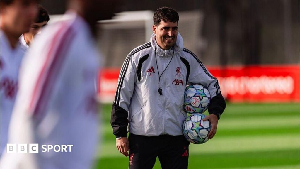 Andoni Iraola vực dậy Liverpool ra sao sau triều đại Arne Slot? 2 Andoni Iraola chỉ đạo các cầu thủ Liverpool trong buổi tập tại trung tâm AXA
