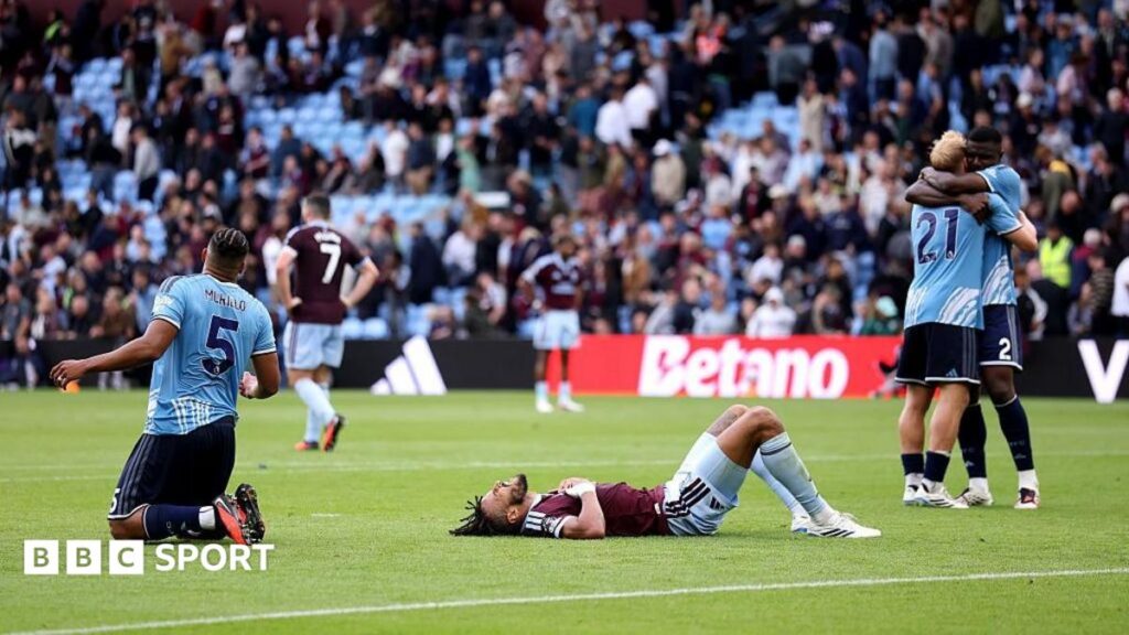Nóng cuộc chiến Ngoại Hạng Anh: Aston Villa và Tottenham quyết đấu thoát khủng hoảng 4 Cầu thủ Tottenham Hotspur và Aston Villa tranh chấp bóng quyết liệt tại Ngoại Hạng Anh