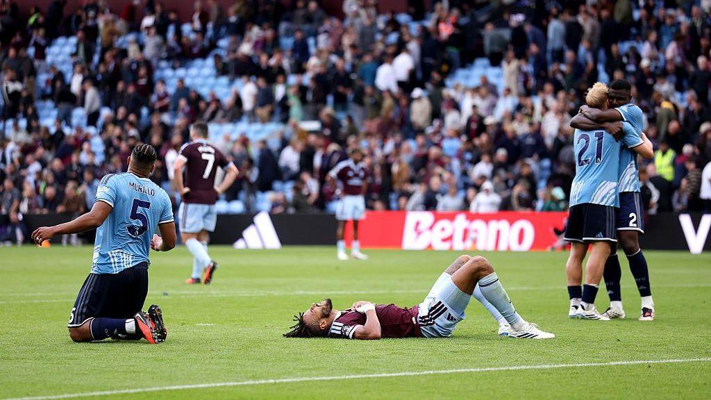 Cầu thủ Tottenham Hotspur và Aston Villa tranh chấp bóng quyết liệt tại Ngoại Hạng Anh (Hình ảnh trận đấu 2)