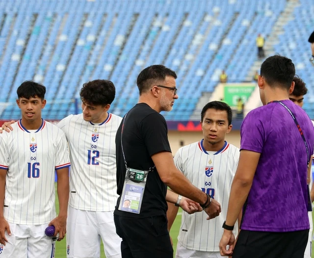 Chanathip trở lại, ĐT Việt Nam đối mặt bài toán khó nhất tuyến giữa 2 Chanathip Songkrasin trong màu áo đội tuyển Thái Lan chuẩn bị đối đầu ĐT Việt Nam tại ASEAN Cup