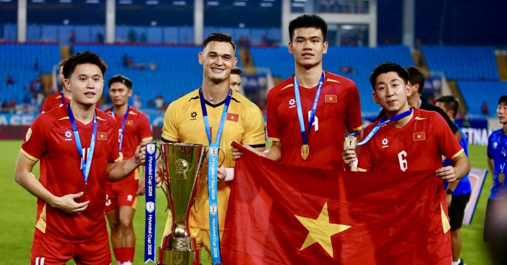 Đinh Quang Kiệt trung vệ U23 Việt Nam vinh dự cầm cờ tại ASIAD 2026