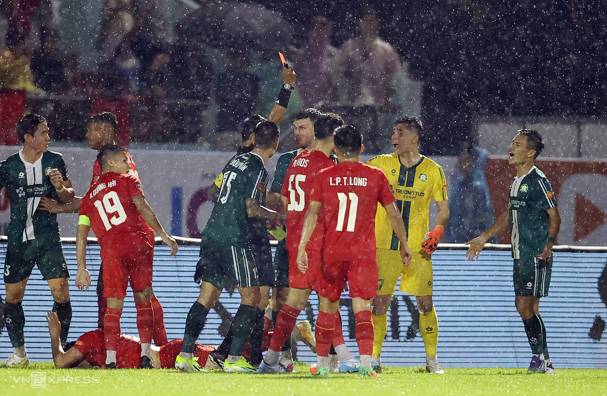 V-League rúng động: CLB Đồng Nai trừng trị nặng Lê Văn Sơn và Huỳnh Tấn Sinh vì chơi xấu Đình Bắc 1 Cầu thủ CLB Đồng Nai tranh chấp quyết liệt với Nguyễn Đình Bắc của CLB Công an Hà Nội tại vòng 3 V-League 2026-2027