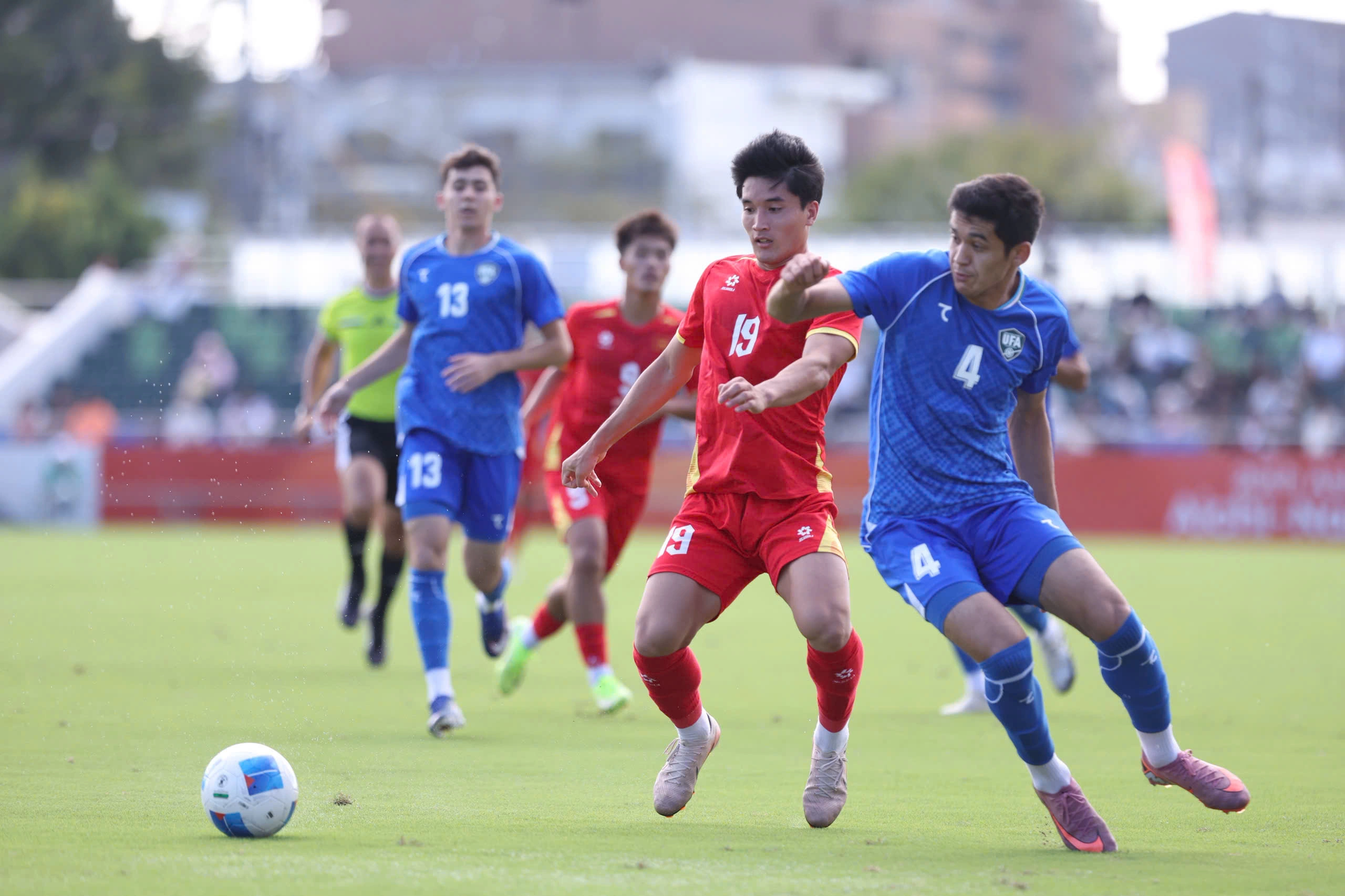 ĐT Việt Nam thua Uzbekistan 0-2 nhưng vẫn rộng cửa đi tiếp ở ASIAD 2026 2 Diễn biến thế trận sôi động trong trận cầu ĐT Việt Nam thua Uzbekistan 0-2 nhưng vẫn rộng cửa