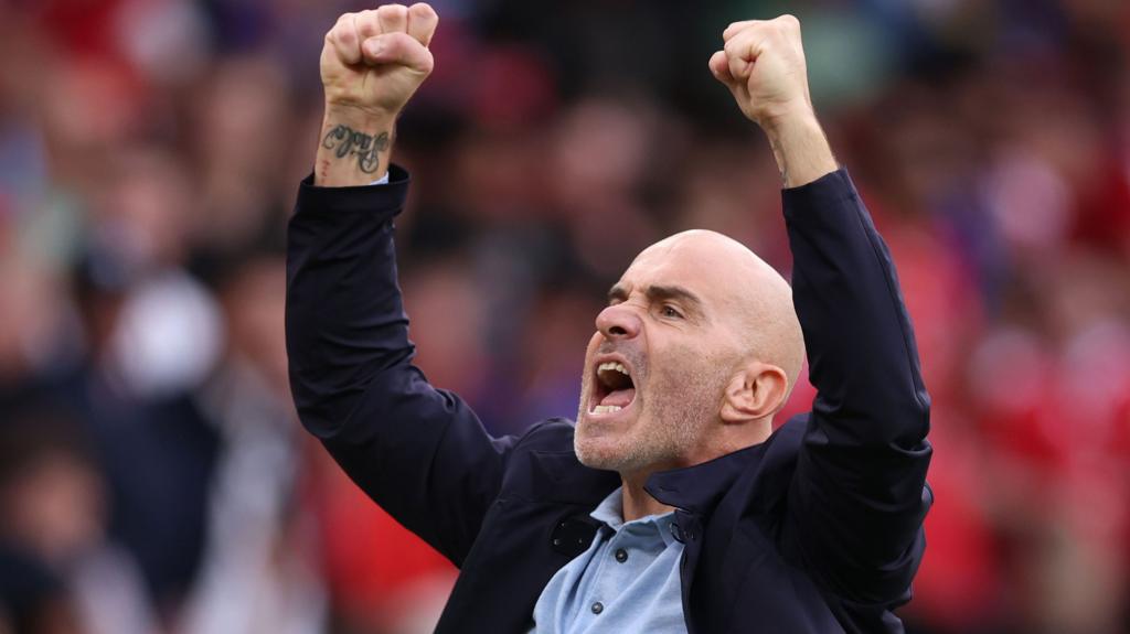 Huấn luyện viên Enzo Maresca của Manchester City phất tay chỉ đạo chiến thuật trong trận đấu Champions League (Hình ảnh trận đấu 2)