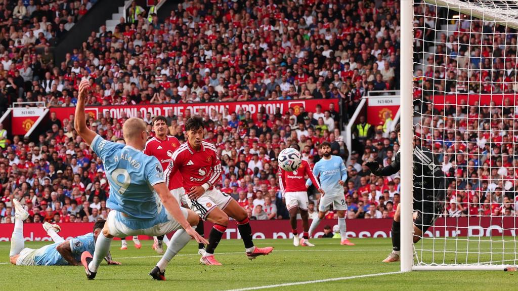 Huấn luyện viên Enzo Maresca của Manchester City phất tay chỉ đạo chiến thuật trong trận đấu Champions League (Hình ảnh trận đấu 3)