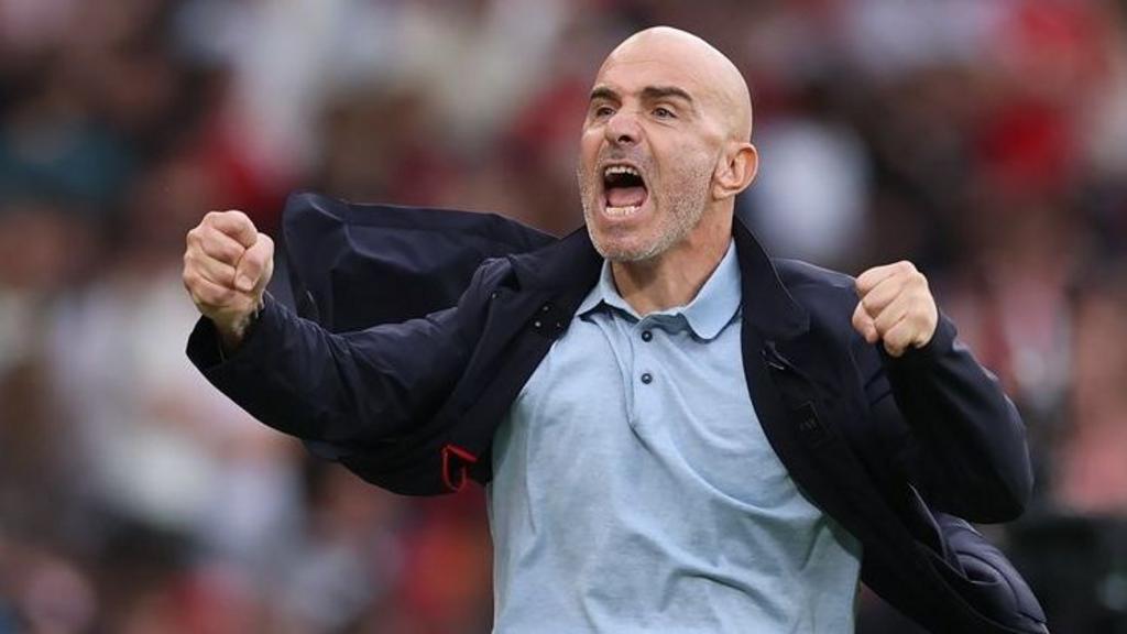 Huấn luyện viên Enzo Maresca của Manchester City phất tay chỉ đạo chiến thuật trong trận đấu Champions League (Hình ảnh trận đấu 4)