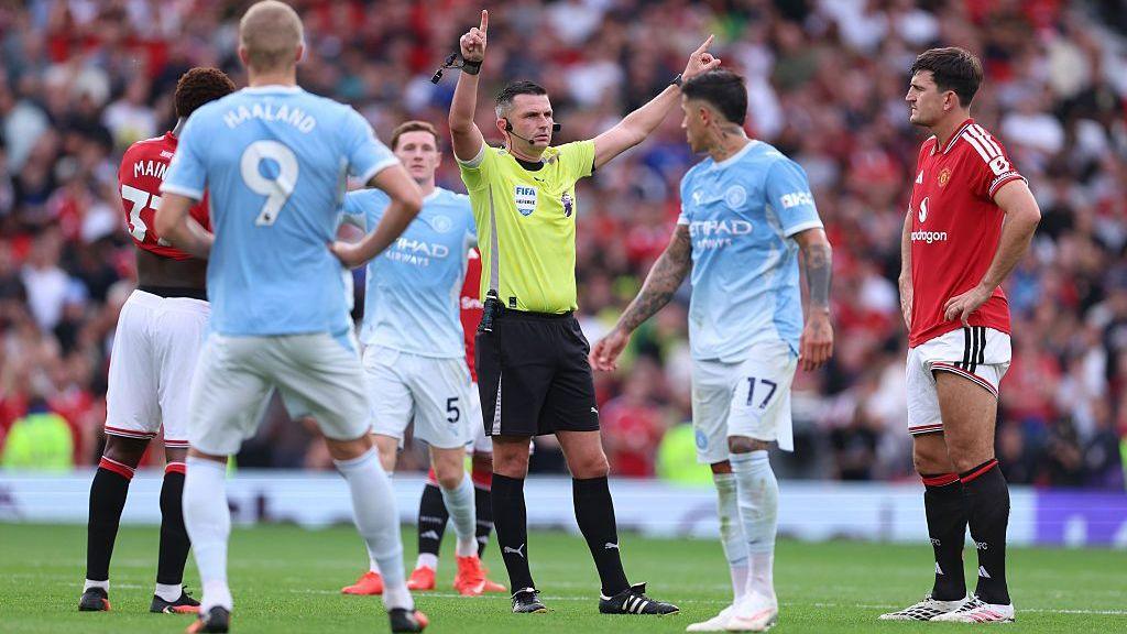 Huấn luyện viên Enzo Maresca của Manchester City phất tay chỉ đạo chiến thuật trong trận đấu Champions League (Hình ảnh trận đấu 5)