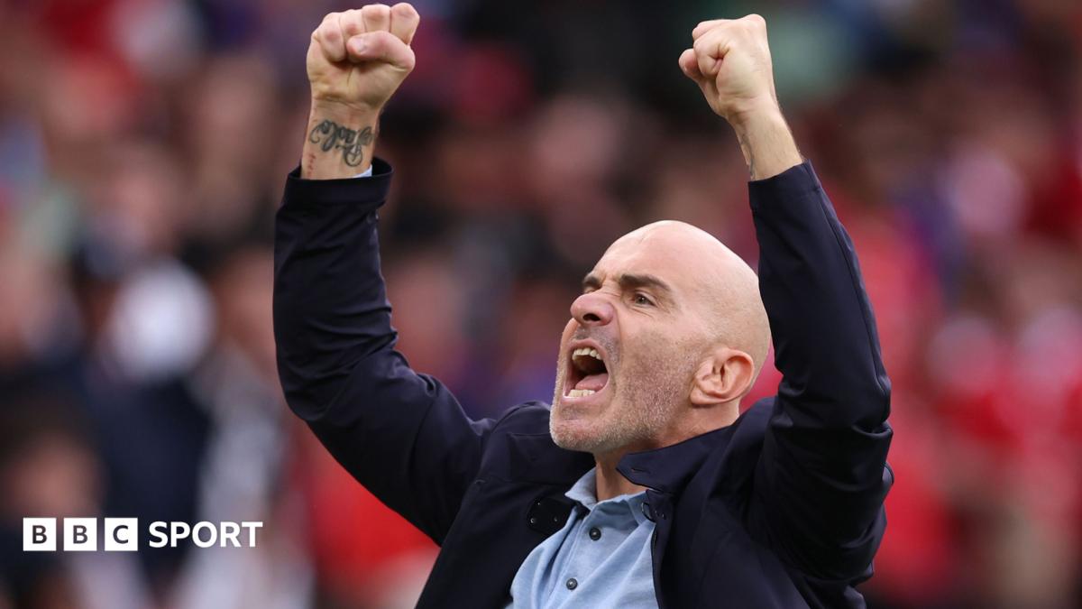 Huấn luyện viên Enzo Maresca của Manchester City phất tay chỉ đạo chiến thuật trong trận đấu Champions League