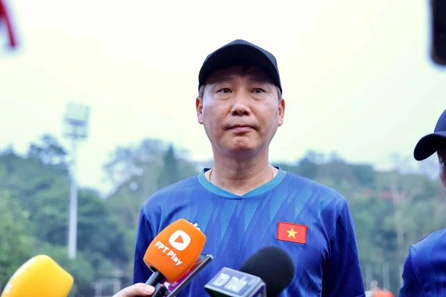 HLV Kim Sang-sik chỉ đạo ĐT Việt Nam trong trận đấu tại FIFA ASEAN Cup