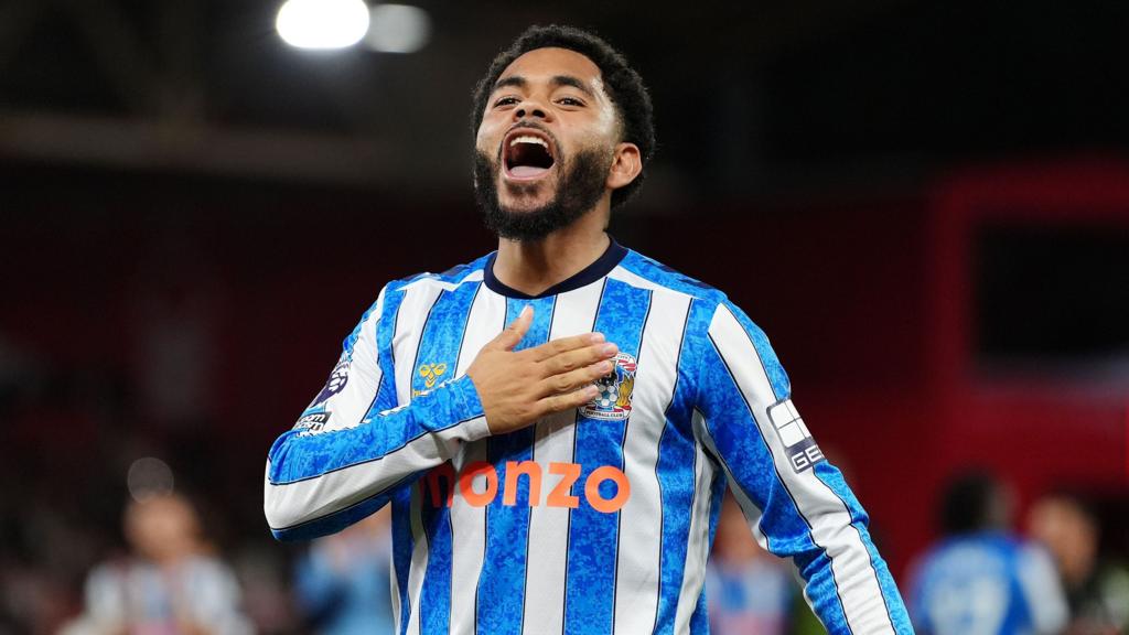 Khoảnh khắc lịch sử của Coventry City và dấu ấn Ngoại Hạng Anh 2 Jay Dasilva ăn mừng bàn thắng lịch sử cho Coventry City trước Nottingham Forest (Hình ảnh trận đấu 2)