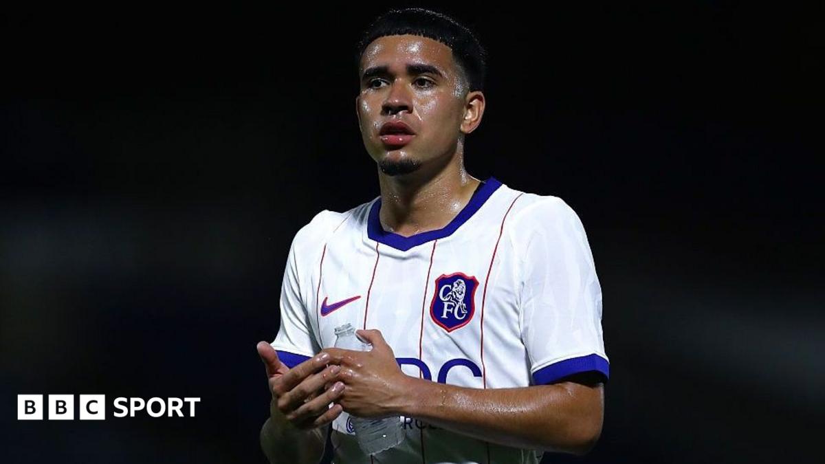 Thần đồng Kendry Paez trong màu áo tập của Chelsea tại trung tâm Cobham