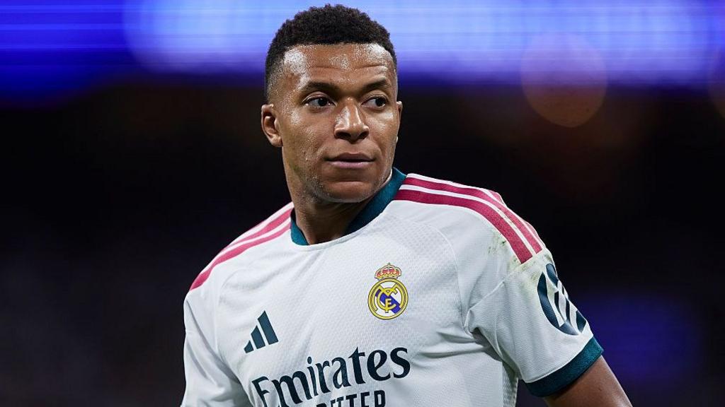 Kylian Mbappe phá vỡ sự im lặng trước khởi đầu hoàn hảo của Barcelona 10 Kylian Mbappe tiền đạo Real Madrid chia sẻ về phong độ của Barcelona tại La Liga