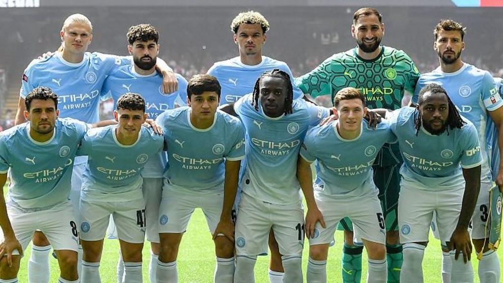 Đội ngũ phân tích dữ liệu của Man City làm việc tại trung tâm huấn luyện