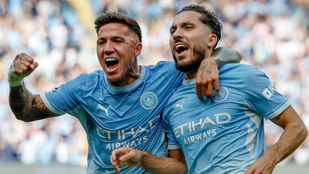 Pep Guardiola chỉ đạo các cầu thủ Manchester City trong buổi tập chuẩn bị cho giai đoạn khốc liệt của Ngoại Hạng Anh (Hình ảnh trận đấu 2)