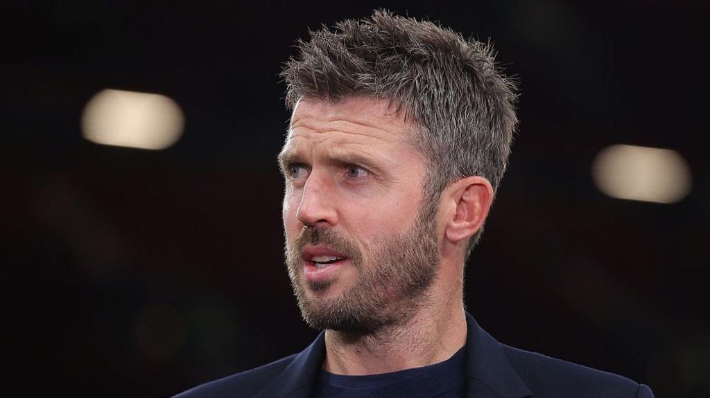 Michael Carrick chỉ đạo chiến thuật trong trận đấu Ngoại Hạng Anh của Manchester United