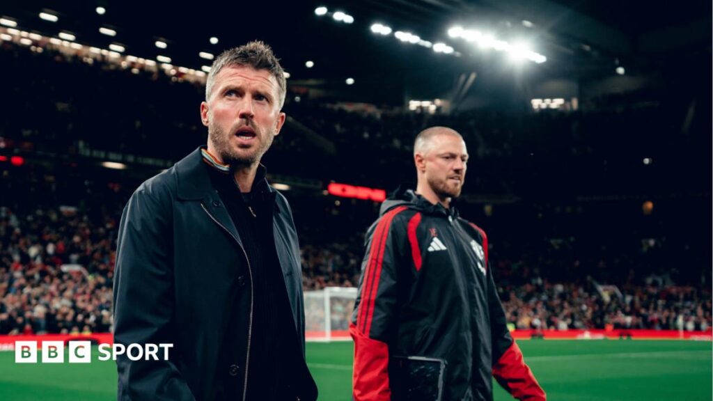 HLV Michael Carrick dung tren san dau Ngoai Hang Anh voi ve mat lo au