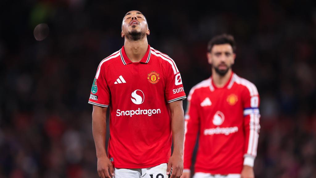 HLV Michael Carrick dung tren san dau Ngoai Hang Anh voi ve mat lo au (Hình ảnh trận đấu 2)