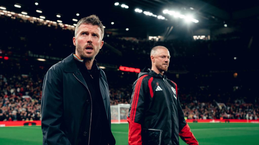HLV Michael Carrick dung tren san dau Ngoai Hang Anh voi ve mat lo au (Hình ảnh trận đấu 5)