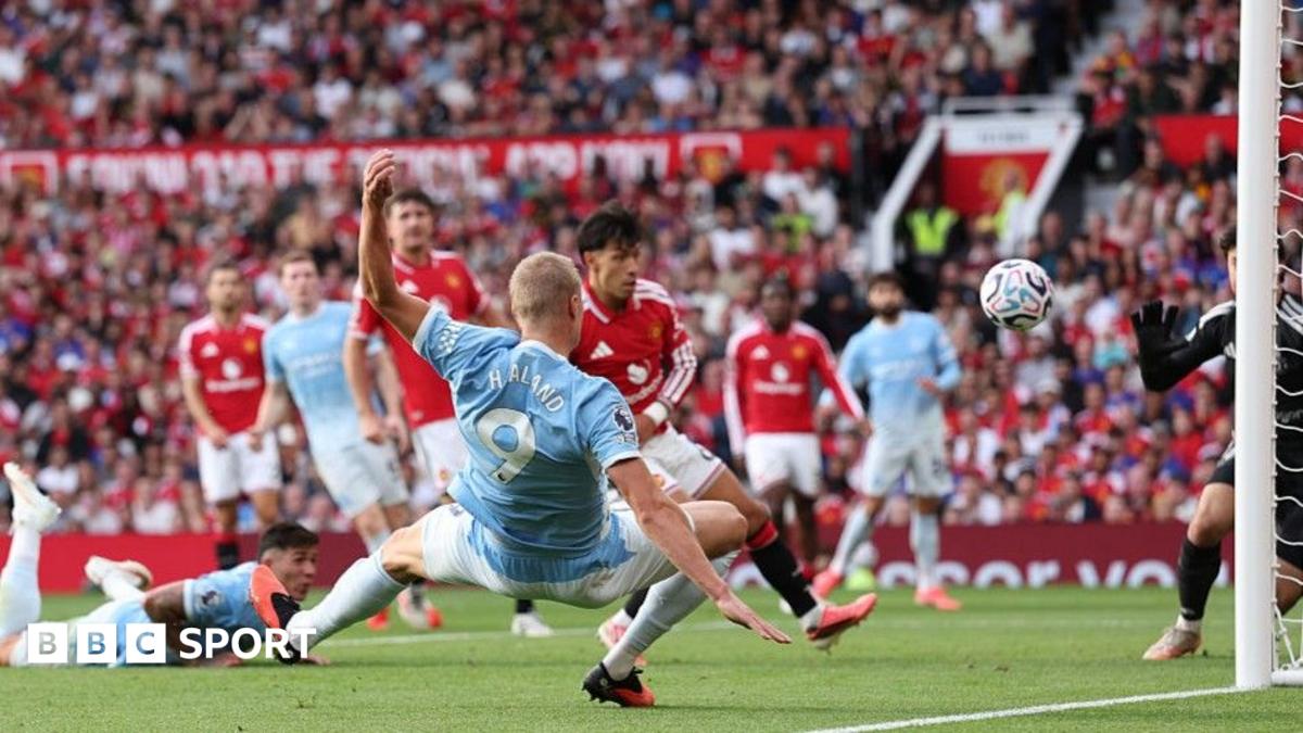 HLV Michael Carrick thất thần bên ngoài đường pitch trong trận derby Manchester tại Ngoại Hạng Anh