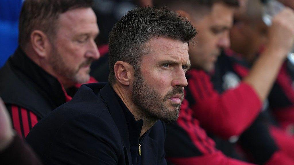 Michael Carrick đáp trả chỉ trích của Gary Neville về Manchester United 2 Michael Carrick phát biểu trước truyền thông về Manchester United tại Ngoại Hạng Anh (Hình ảnh trận đấu 2)