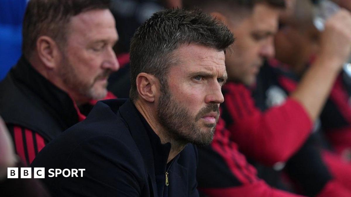 Michael Carrick đáp trả chỉ trích của Gary Neville về Manchester United 1 Michael Carrick phát biểu trước truyền thông về Manchester United tại Ngoại Hạng Anh