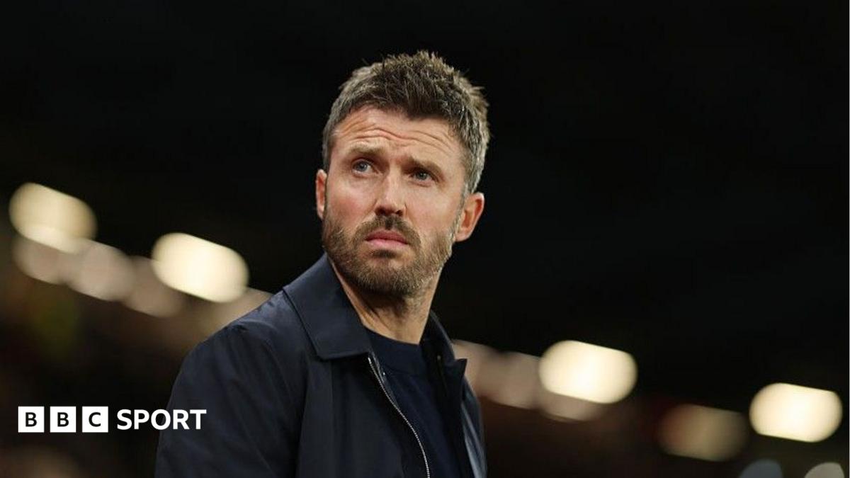 HLV Michael Carrick trả lời phỏng vấn báo chí về tương lai tại Manchester United