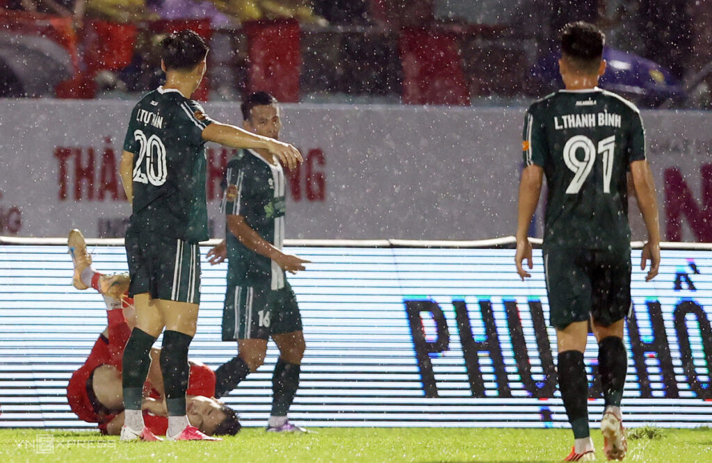 Tiền đạo Nguyễn Đình Bắc trong màu áo CAHN tại V-League