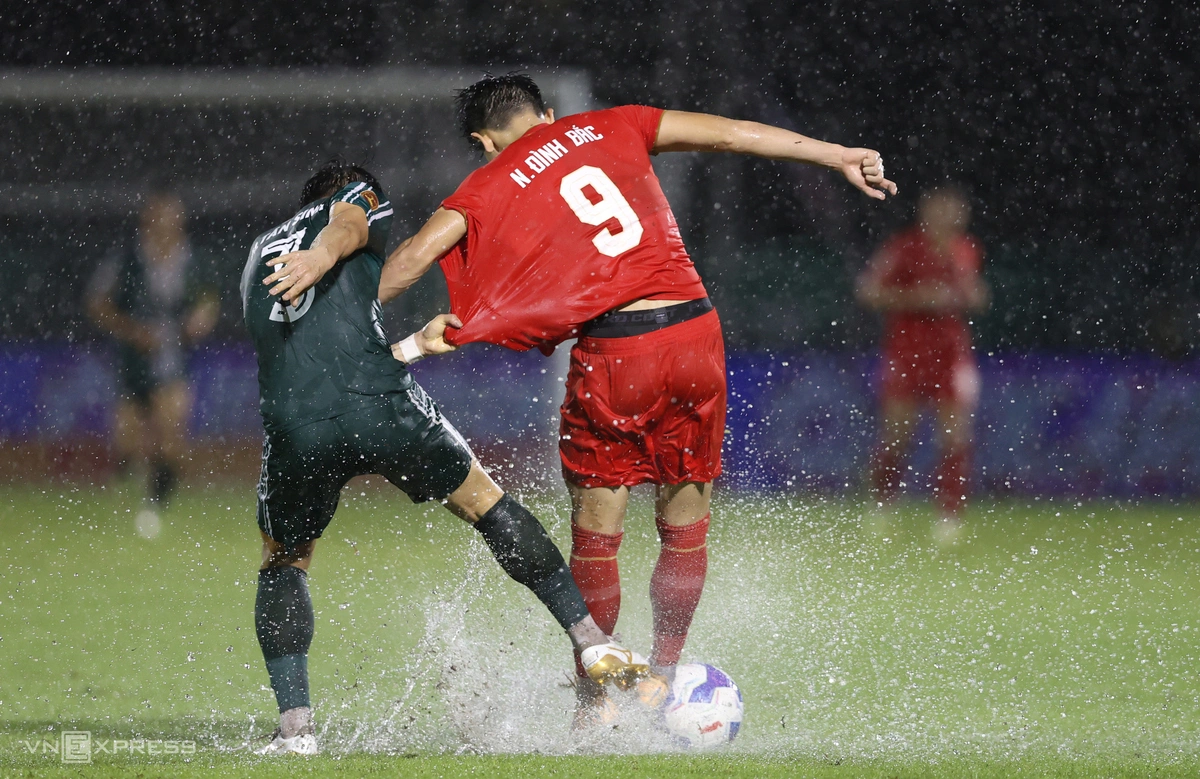 Tiền đạo Nguyễn Đình Bắc trong màu áo CAHN tại V-League (Hình ảnh trận đấu 3)