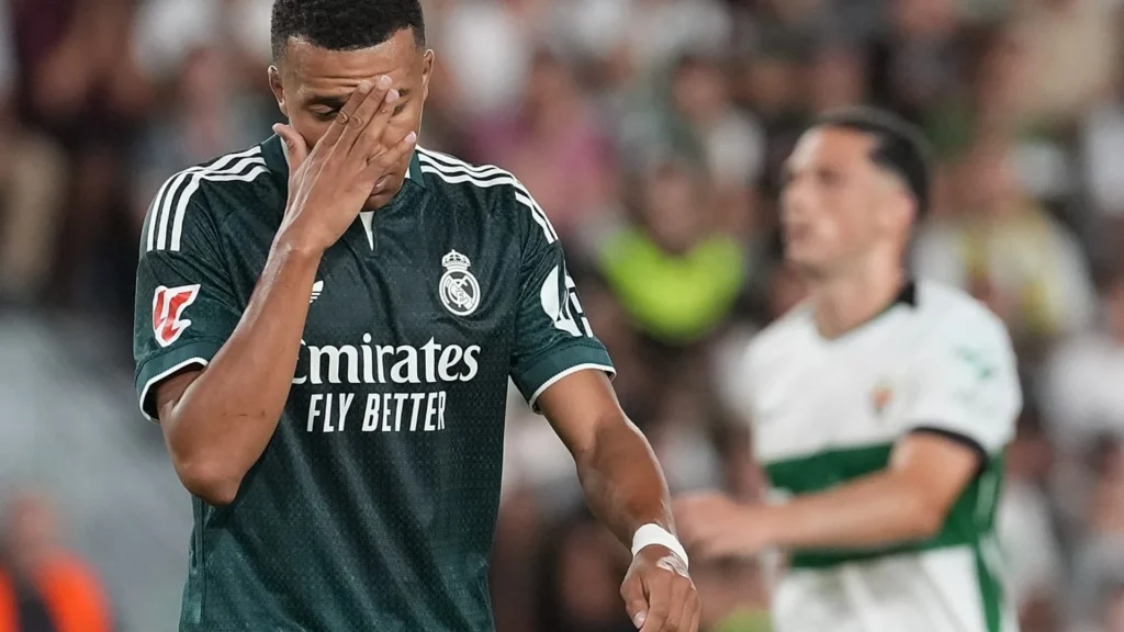 Real Madrid yêu cầu đổi chủ tịch La Liga sau những chỉ trích gắt gao 1 Chủ tịch Javier Tebas của La Liga và biểu tượng Real Madrid trong cuộc khủng hoảng thượng tầng