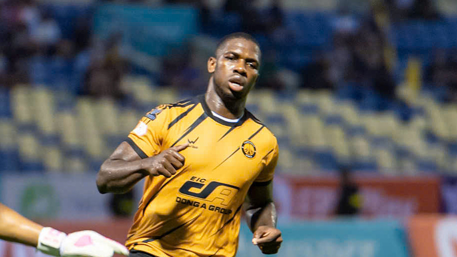 Thanh Hóa đối mặt án cấm chuyển nhượng từ FIFA vì nợ lương Rimario 1 Tiền đạo Rimario Gordon trong màu áo thi đấu tại V-League
