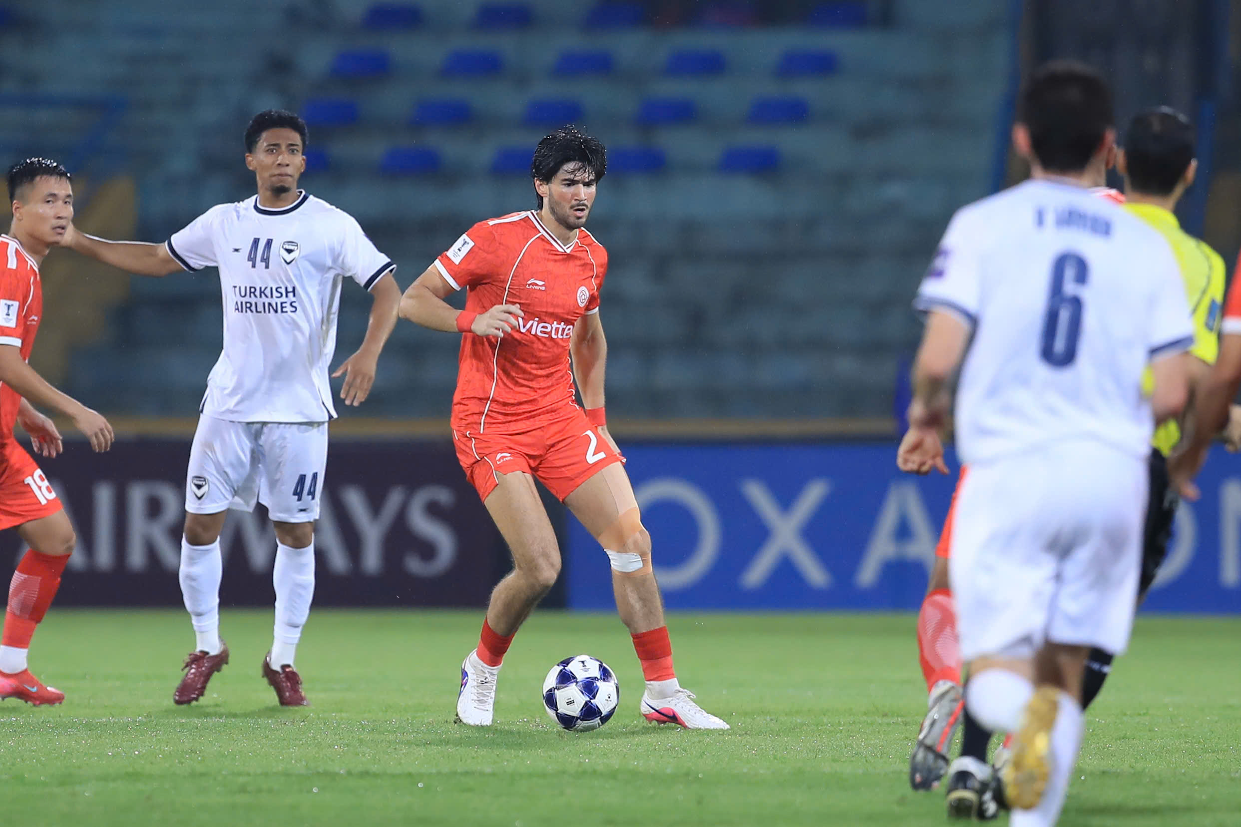 Tien ve Luong Chi Khai thi dau noi bat trong mau ao CLB The Cong Viettel tai AFC Champions League Two (Hình ảnh trận đấu 4)