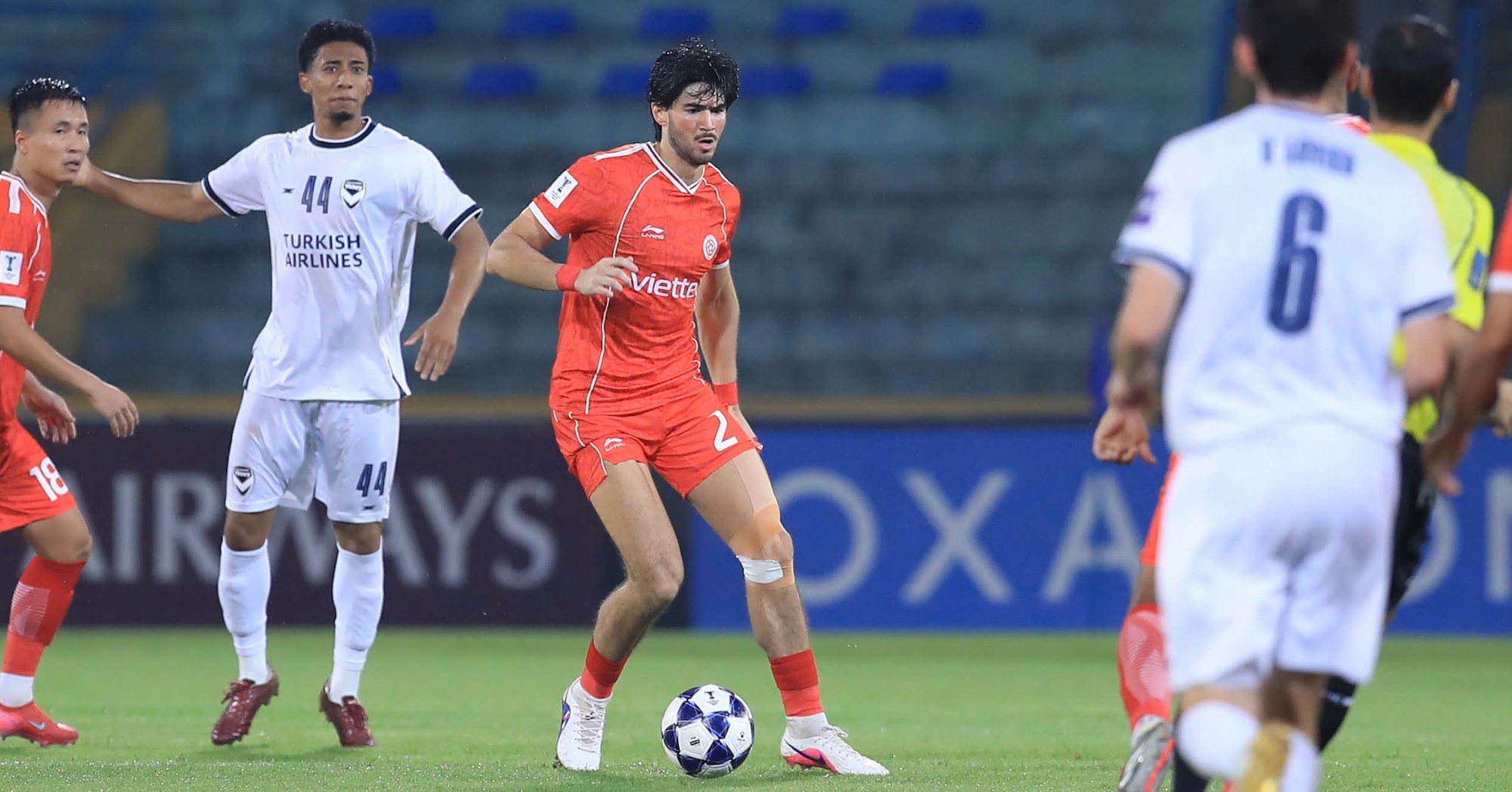Tien ve Luong Chi Khai thi dau noi bat trong mau ao CLB The Cong Viettel tai AFC Champions League Two
