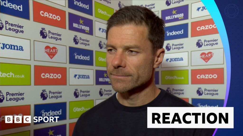 Chelsea chìm trong khủng hoảng: Xabi Alonso chỉ trích toàn diện đội bóng 6 HLV Xabi Alonso thất vọng bên đường pitch trong trận đấu của Chelsea tại Ngoại Hạng Anh