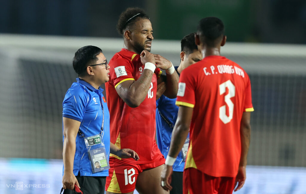 Tiền đạo Nguyễn Xuân Son của ĐT Việt Nam bị chấn thương nặng tại FIFA ASEAN Cup