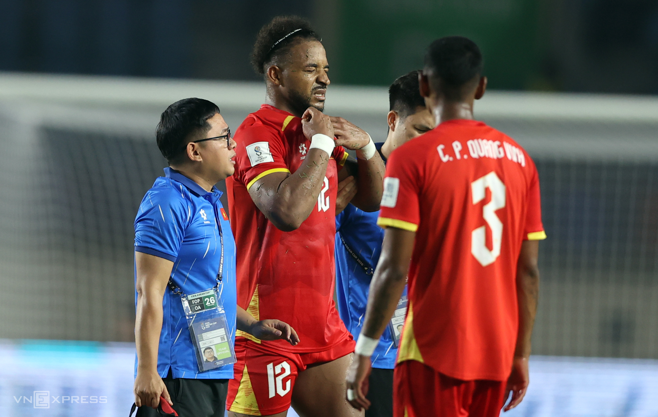 Tiền đạo Nguyễn Xuân Son của ĐT Việt Nam bị chấn thương nặng tại FIFA ASEAN Cup