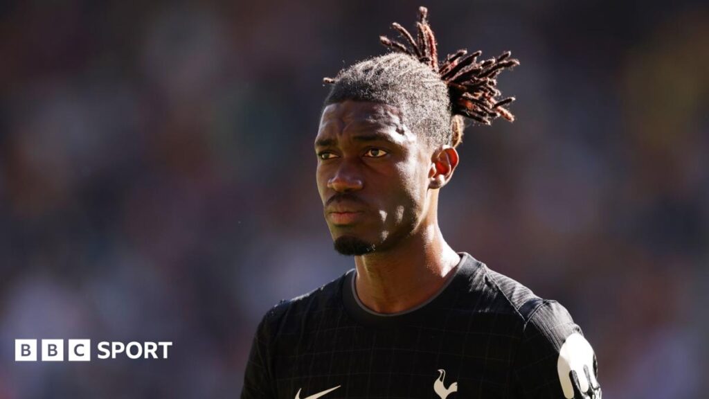 Yves Bissouma trong màu áo Ajax Amsterdam tại sân vận động Johan Cruyff Arena chuẩn bị cho chiến dịch Cúp C1
