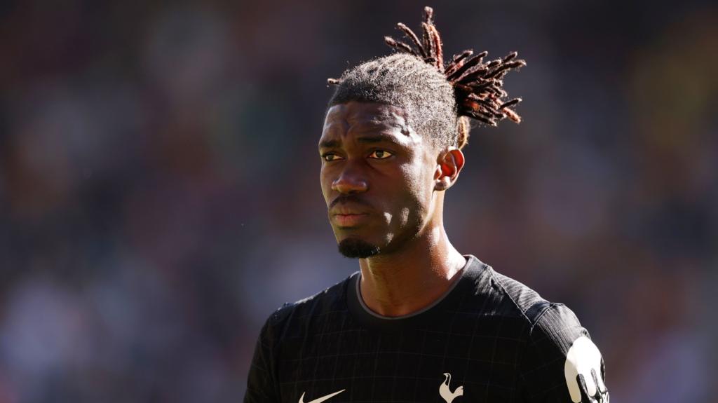 Yves Bissouma trong màu áo Ajax Amsterdam tại sân vận động Johan Cruyff Arena chuẩn bị cho chiến dịch Cúp C1 (Hình ảnh trận đấu 2)