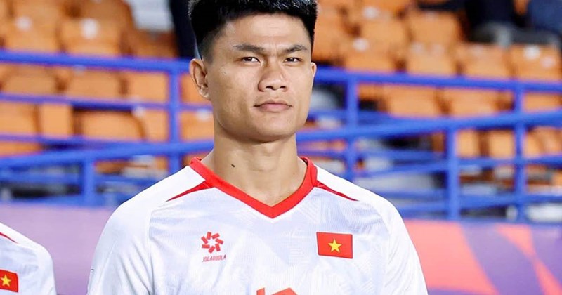 Tiền đạo Phạm Gia Hưng trong màu áo đội tuyển bóng đá
